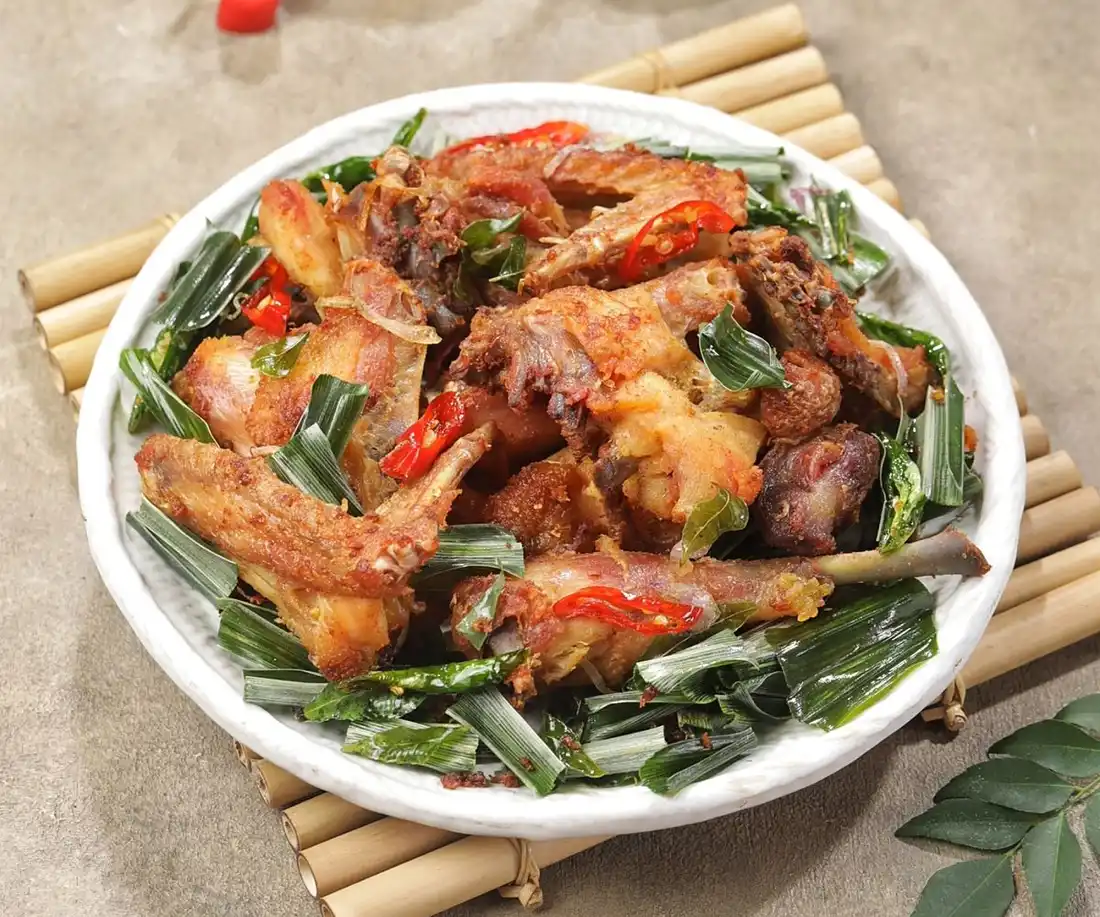Ayam goreng NYALA keemasan dengan sambal dan nasi hangat